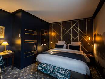 Superior Room, king-size bed, courtyard or Place Bonaparte view