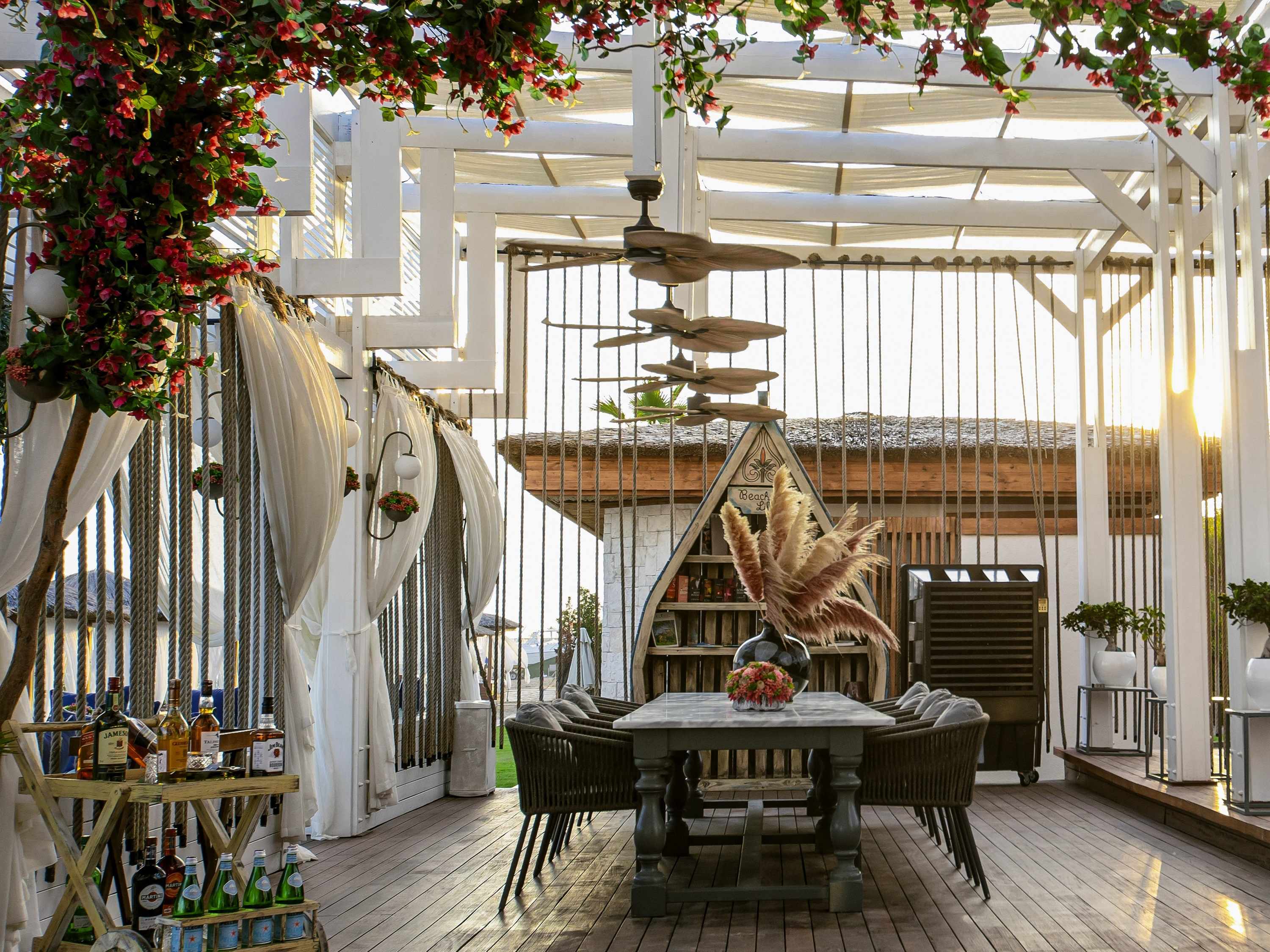 THE BEACH LOUNGE