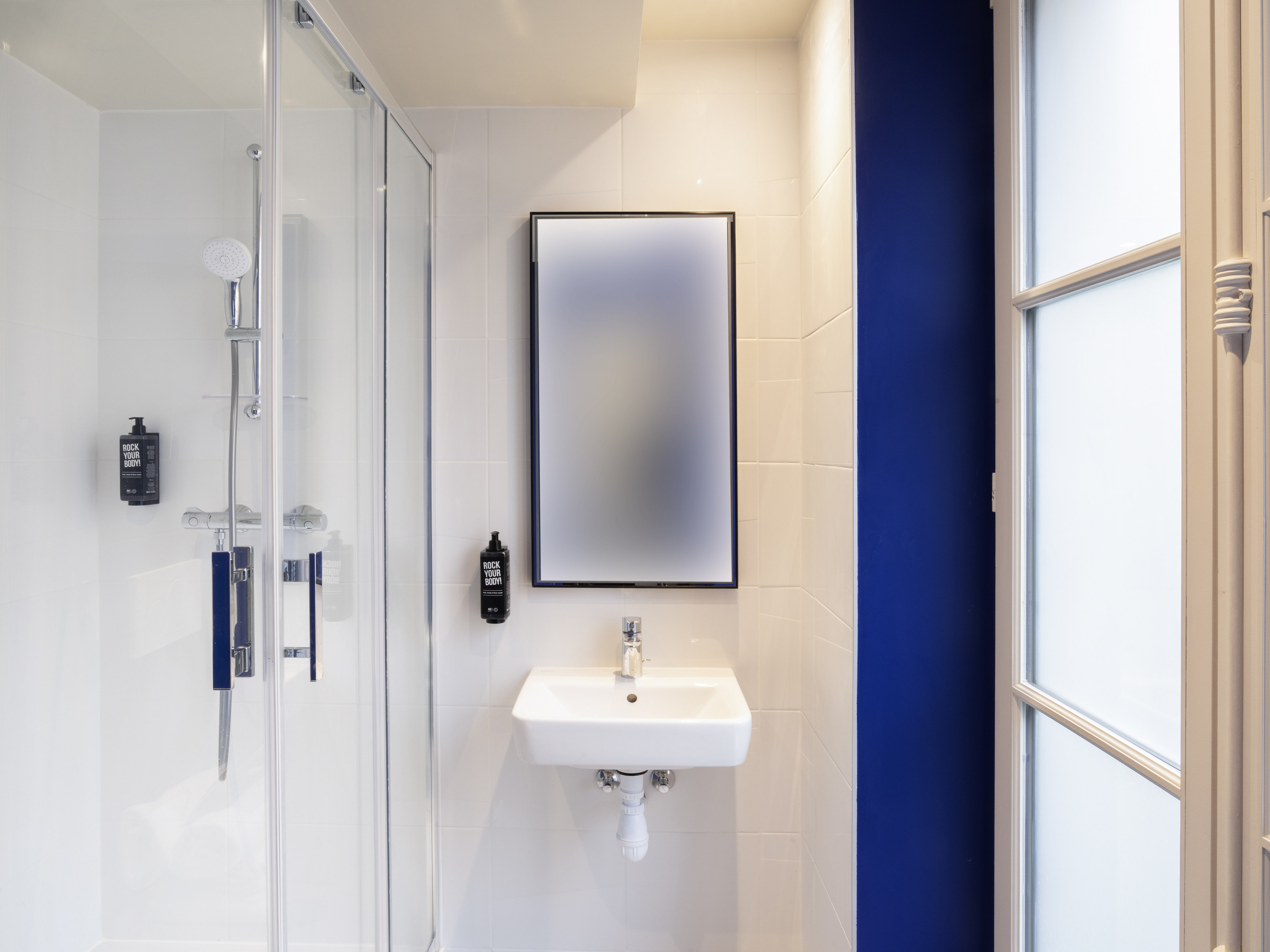 Chambre standard avec  un grand lit — photo 4