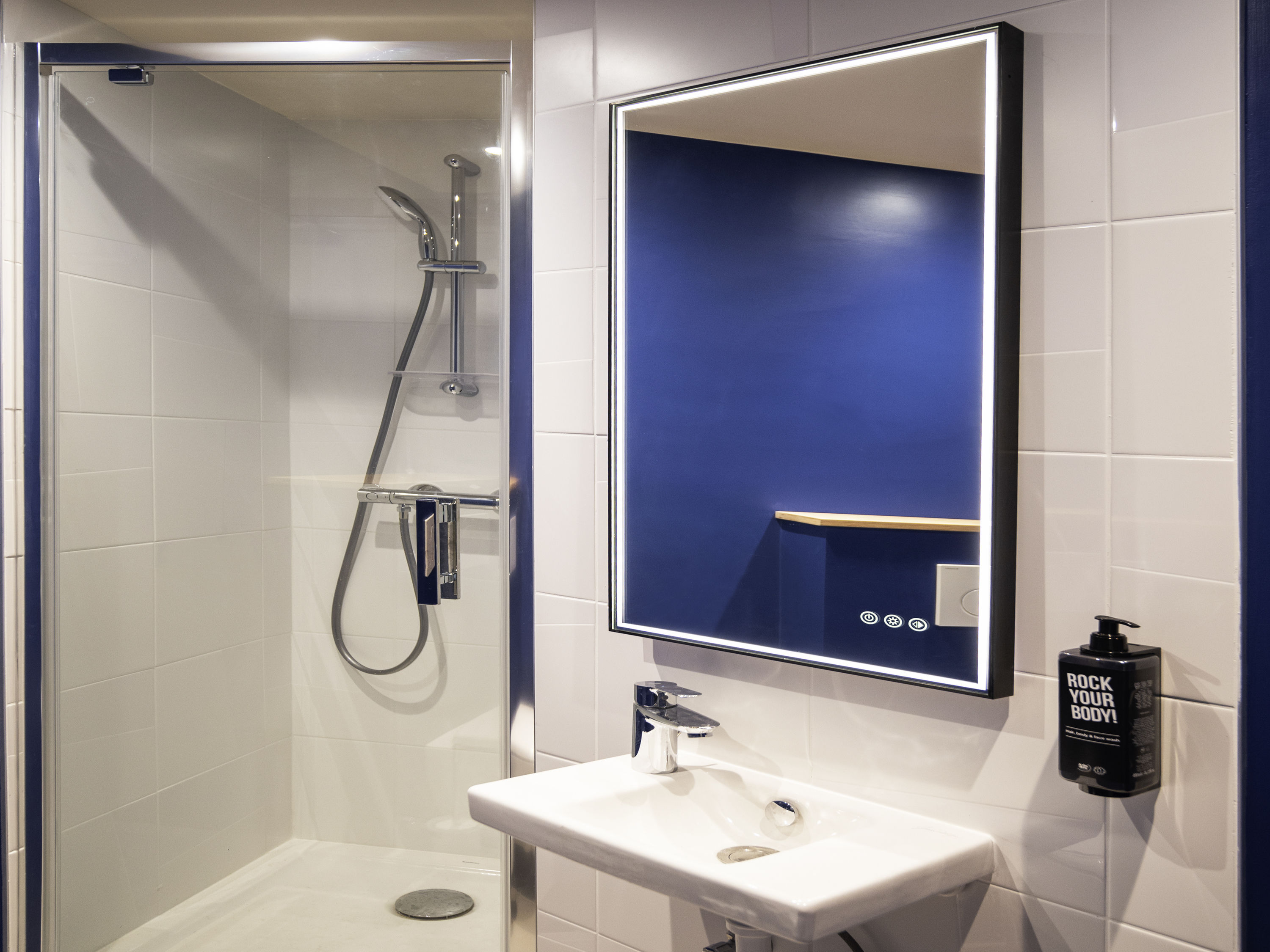 Chambre standard pour une personne avec  un grand lit — photo 2