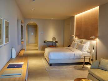 Accesible Junior Suite with 1 King size bed and 1 Sofa bed