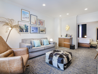 1 BEDROOM SUITE 1 KING, 385sf, 35sm, City view, Living room with sitting area, 2 TVs, Espresso