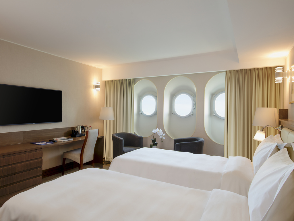 cruise ship hotel dubai