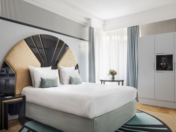 Deluxe room with 1 double bed and a sofa bed with a balcony
