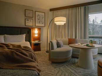 WELLNESS STUDIO PEAK VIEW KING SUITE Private Terrace - 600sf, 55sqm