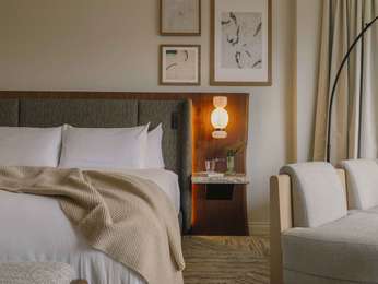 STUDIO KING SUITE - 400sf, 37sqm