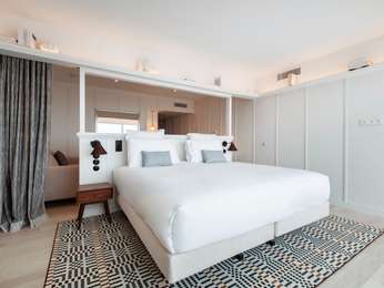 Executive Horizon Suite, 1 king-size bed, 1 dbl sofa-bed, sea view balcony