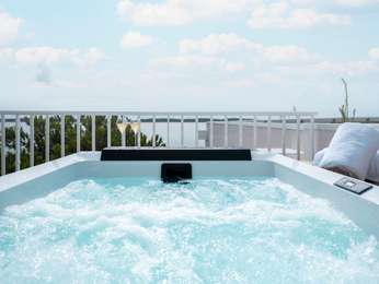 La Lumineuse Exec. Suite, 1 king-size bed, 1 dbl sofa-bed, sea view terrace
