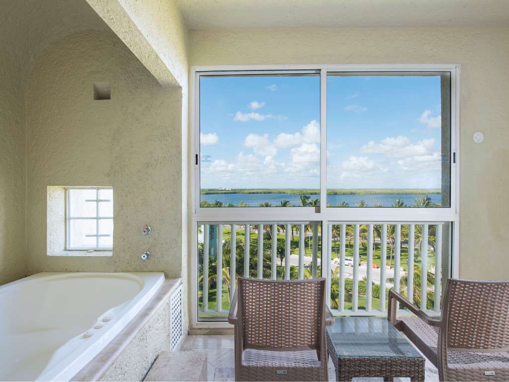 Privilege 1bedroom, king bed, living, kitchen, dining, 2 baths, jacuzzi, balcony, lagoon view — photo 2
