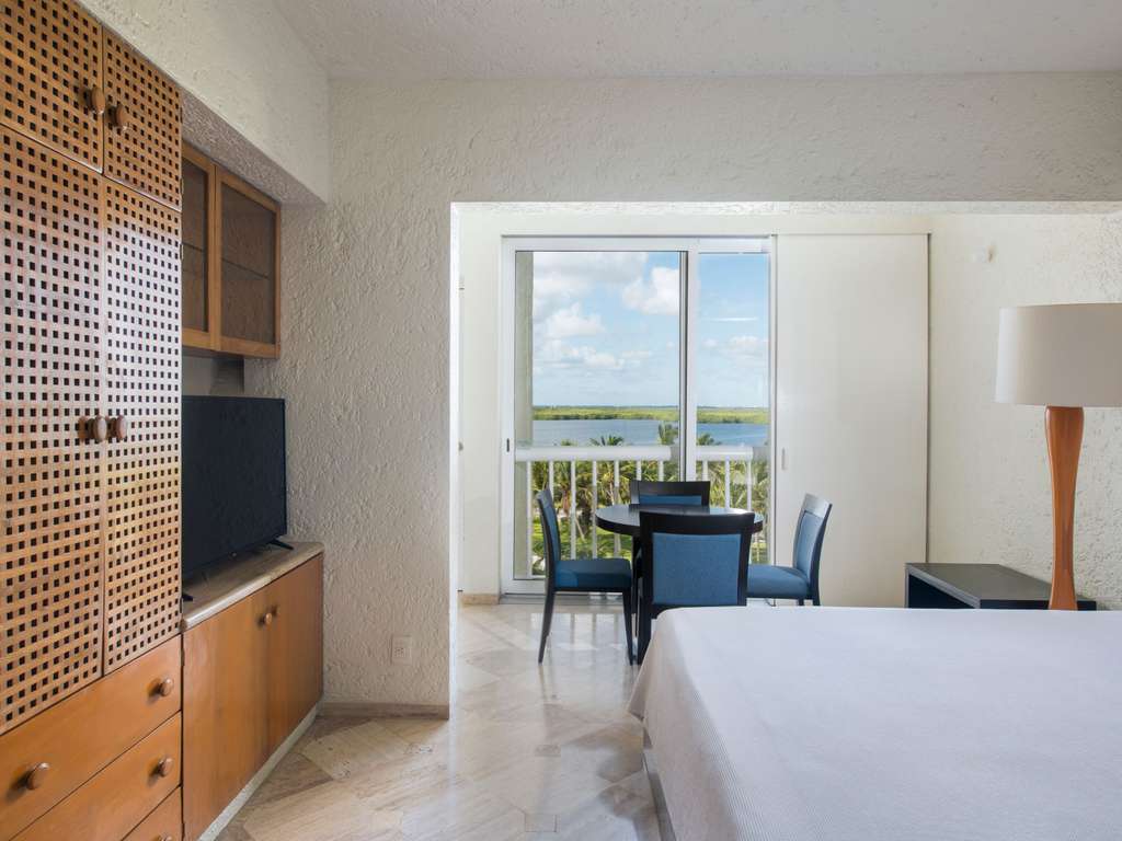 Deluxe suite, 2 king bedrooms, living, kitchen, 2 baths, 2 balcony with jacuzzi, garden view — photo 2