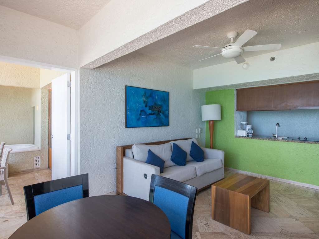Deluxe suite, 2 king bedrooms, living, kitchen, 2 baths, 2 balcony with jacuzzi, garden view — photo 4